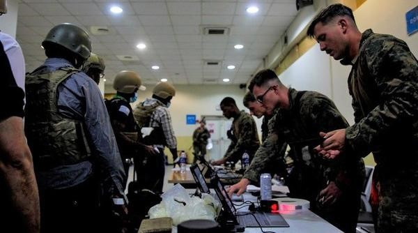 Khi Taliban bắt đầu tiếp quản sân bay cũng là lúc những người lính Afghanistan cuối cùng lên máy bay vận tải quân sự Mỹ để rời khỏi Kabul, kết thúc quãng đời binh nghiệp của họ tại quê hương.