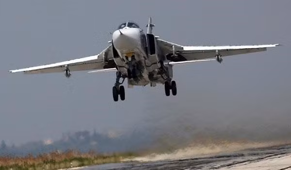 "Khi đang di chuyển tới một nhà máy để sửa chữa theo lịch trình, chiếc máy bay ném bom tiền tuyến Su-24 đã bị rơi cách thành phố Perm 95 km về phía Tây. Căn cứ báo cáo tại chỗ, các phi công đã thoát hiểm kịp thời", thông tin báo chí của Quân khu Trung tâm nói rõ.