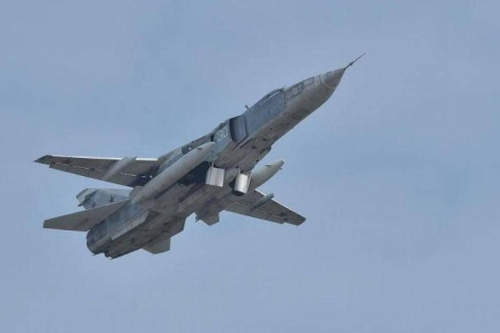 Vũ khí trang bị của Su-24 gồm một pháo bắn nhanh GSh-6-23 với 500 viên đạn, máy bay có 8 điểm treo (2 dưới phần khớp quay cánh, 2 dưới cánh ngoài và 4 dưới thân máy bay) mang được các loại vũ khí đối không, đối đất và đối hạm.