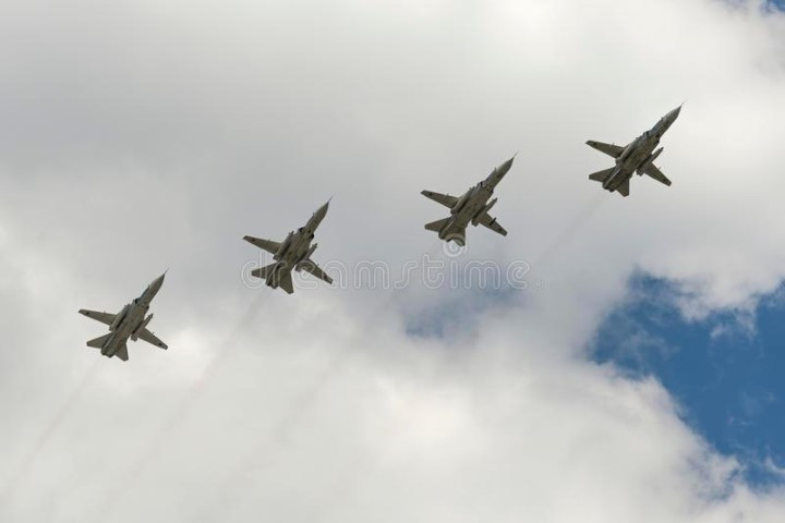 Thông số kỹ thuật máy bay ném bom tiền tuyến Su-24: Kíp lái 2 người; chiều dài 22,67 m; sải cánh 10,36 m (khi cụp), 17,63 m (khi xòe); chiều cao 6,19 m; trọng lượng rỗng 22.300 kg, trọng lượng cất cánh tối đa 39.700 kg, tải trọng vũ khí 8.000 kg.