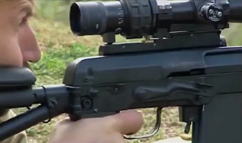 Mẫu súng này sử dụng đạn 7N33 lõi thép cỡ 9,3x64 mm, được phát triển từ mẫu đạn cùng cỡ do Đức thiết kế cho thợ săn voi và tê giác châu Phi. Phiên bản 7N33 mạnh hơn 40% so với biến thể 7N14 cho súng SVD và SV-98 trước đó, giúp tăng khả năng xuyên phá giáp và vật cản.