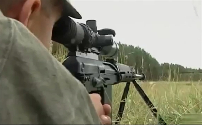 SVDK được trang bị kính ngắm 1P70 Hyperion với khả năng phóng đạn 3-10 lần, thay cho kính PSO-1 với độ phóng đại cố định 4 lần trên dòng Dragunov SVD. Báng súng có thể gập để tiện cho binh sĩ di chuyển, cùng tấm đệm để xạ thủ tì cằm khi bắn.