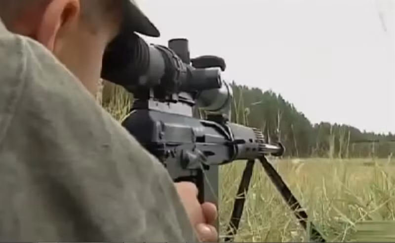 SVDK được trang bị kính ngắm 1P70 Hyperion với khả năng phóng đạn 3-10 lần, thay cho kính PSO-1 với độ phóng đại cố định 4 lần trên dòng Dragunov SVD. Báng súng có thể gập để tiện cho binh sĩ di chuyển, cùng tấm đệm để xạ thủ tì cằm khi bắn.