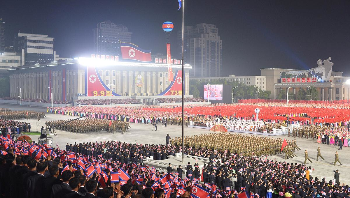 Các khối duyệt binh đi qua khu vực lễ đài tại quảng trường Kim Nhật Thành.