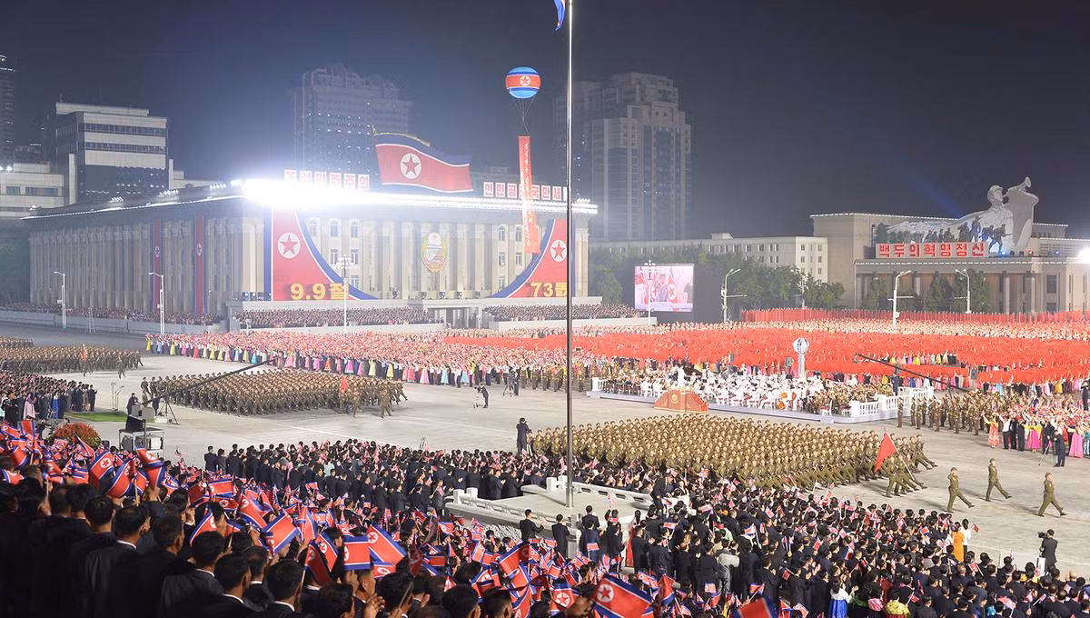 Các khối duyệt binh đi qua khu vực lễ đài tại quảng trường Kim Nhật Thành.