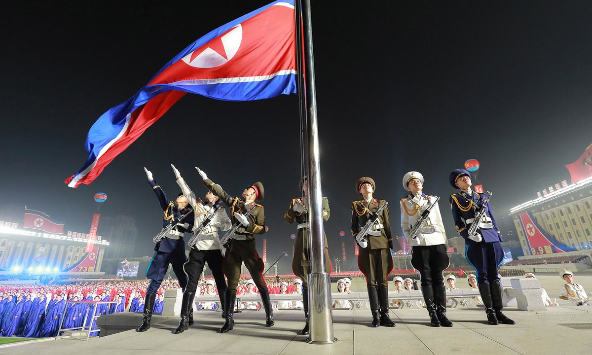 "Lực lượng phòng vệ dân sự lớn nhất của đất nước dẫn đầu cuộc duyệt binh tại quảng trường Kim Nhật Thành ở Bình Nhưỡng vào nửa đêm", KCNA viết