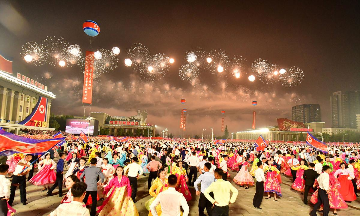 Người dân Bình Nhưỡng khiêu vũ ăn mừng khi lễ duyệt binh kết thúc vào lúc rạng sáng 9/9.