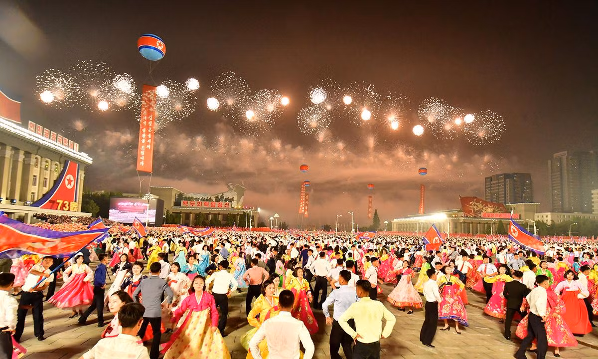 Người dân Bình Nhưỡng khiêu vũ ăn mừng khi lễ duyệt binh kết thúc vào lúc rạng sáng 9/9.