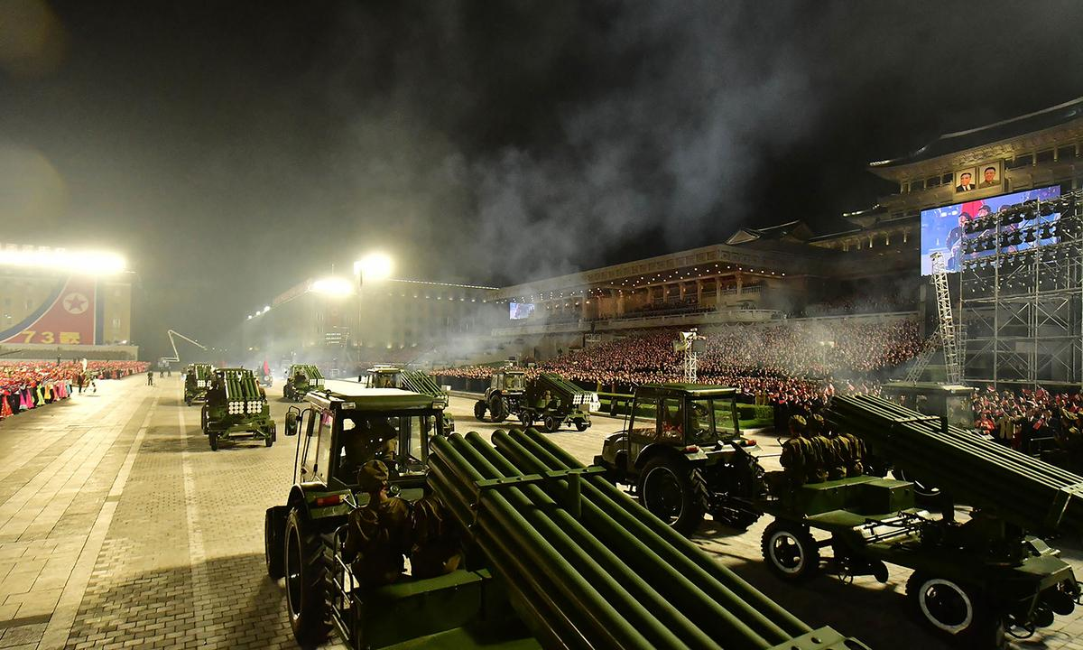 Trong ảnh là các máy kéo kéo pháo phản lực đi qua quảng trường Kim Nhật Thành trong lễ duyệt binh. Triều Tiên hiện là quốc gia có lực lượng pháo binh lớn nhất thế giới.
