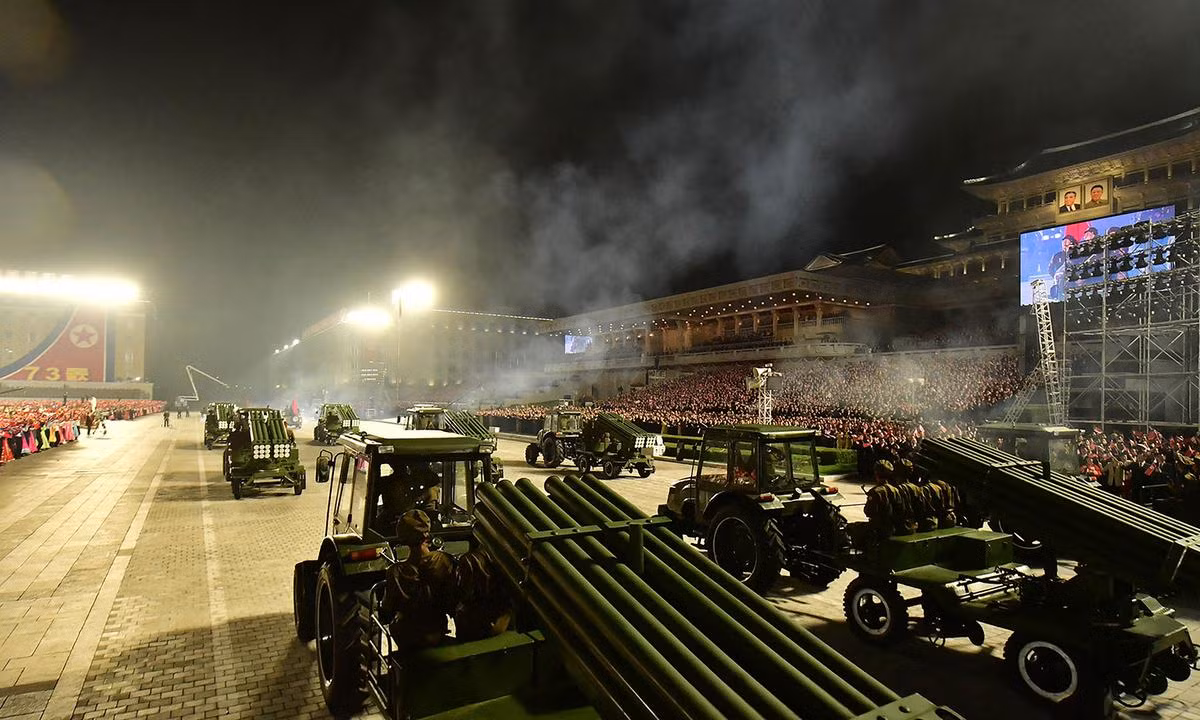 Trong ảnh là các máy kéo kéo pháo phản lực đi qua quảng trường Kim Nhật Thành trong lễ duyệt binh. Triều Tiên hiện là quốc gia có lực lượng pháo binh lớn nhất thế giới.
