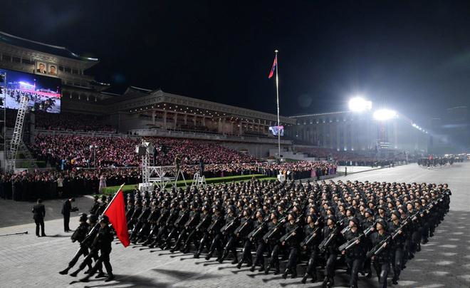 Khối vũ trang gồm các quân nhân mang theo Type-58, mẫu súng trường tấn công được sản xuất dựa trên thiết kế của AK-47.