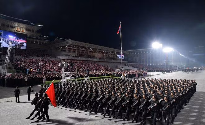 Khối vũ trang gồm các quân nhân mang theo Type-58, mẫu súng trường tấn công được sản xuất dựa trên thiết kế của AK-47.