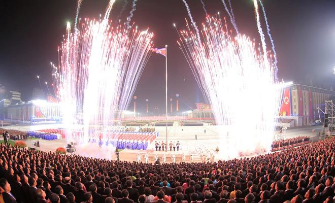 Pháo hoa được bắn lên trước và sau khi màn duyệt binh của quân đội Triều Tiên kết thúc.