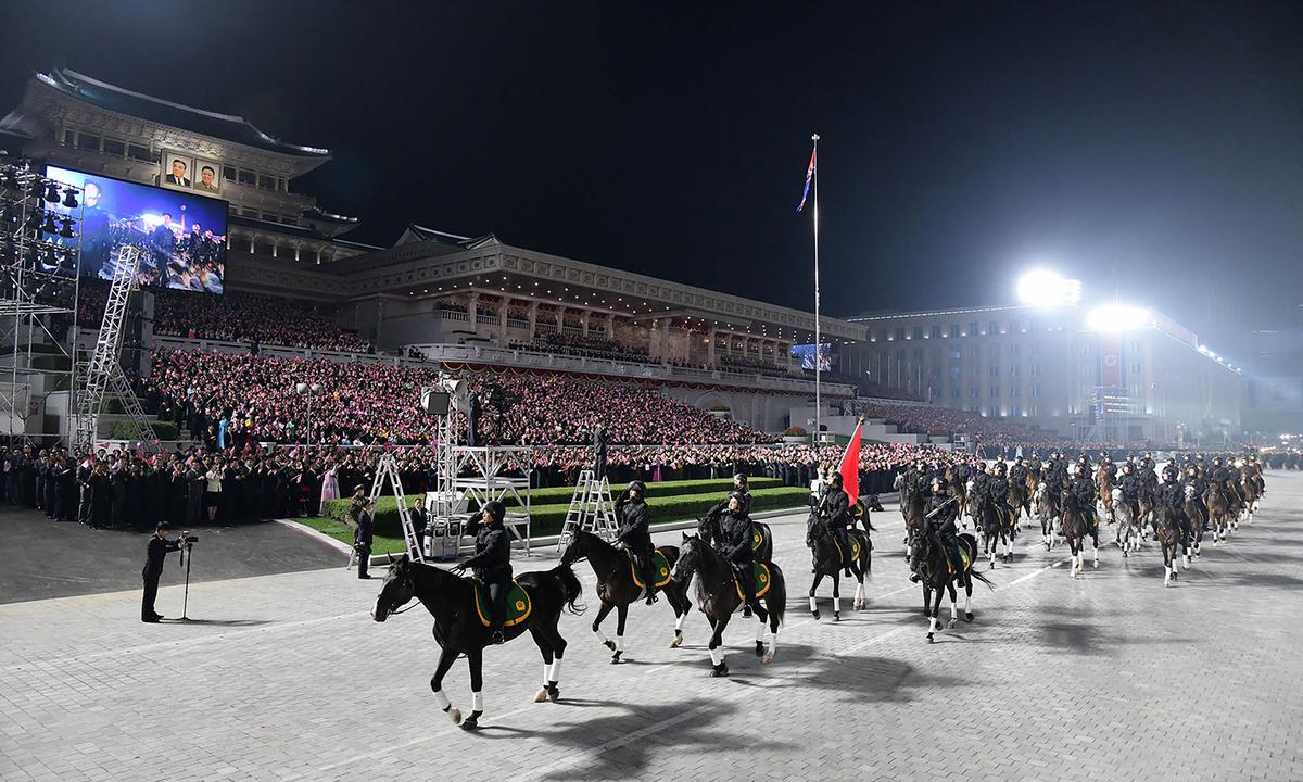 Khối kị binh diễu hành qua lễ đại, lực lượng quân đội Triều Tiên vẫn duy trì đội quân này để hoạt động ở những địa hình đồi núi phức tạp.