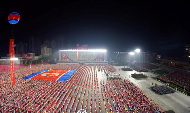 Những hình ảnh do truyền thông Triều Tiên công bố cho thấy lễ duyệt binh hôm 9/9 dường như được tiến hành với quy mô nhỏ hơn so với các cuộc duyệt binh được tổ chức vào tháng 1 năm nay và tháng 10 năm ngoái.