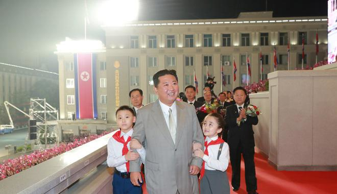 "Khi tiếng nhạc chào mừng cất lên vào lúc nửa đêm thứ Năm, đồng chí Kim Jong-un bước lên lễ đài", KCNA cho biết.
