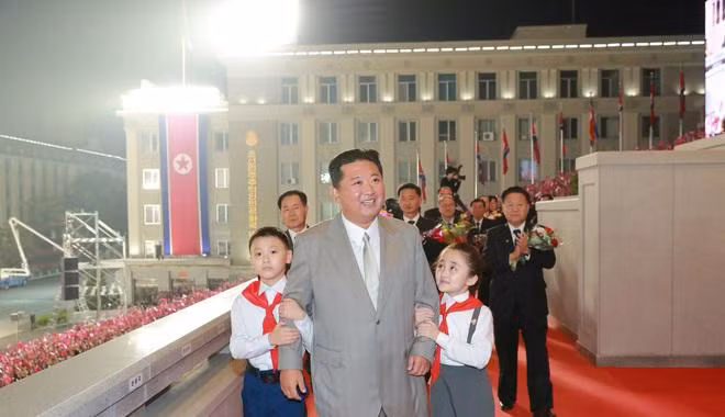 "Khi tiếng nhạc chào mừng cất lên vào lúc nửa đêm thứ Năm, đồng chí Kim Jong-un bước lên lễ đài", KCNA cho biết.