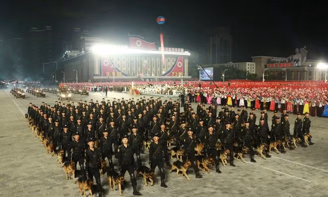 Khối quân khuyển của quân đội Triều Tiên diễu hành qua lễ đài. Đây là lần hiếm hoi đội quân này xuất hiện trước mắt công chúng.