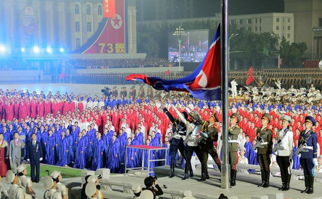 Lễ duyệt binh diễn ra trong bối cảnh các cuộc đàm phán giữa Mỹ và Triều Tiên bị đình trệ. Washington cho biết sẵn sàng hội đàm với Bình Nhưỡng ở bất cứ đâu, vào bất kỳ lúc nào, nhưng Triều Tiên vẫn không phản hồi.