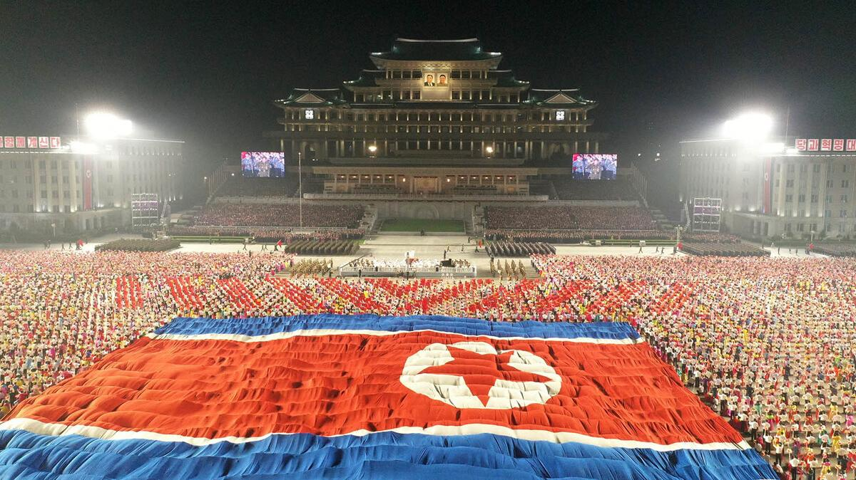 Hình ảnh lá quốc kỳ Triều Tiên khổng lồ xuất hiện trên quảng trường Kim Nhật Thành trong buổi duyệt binh.