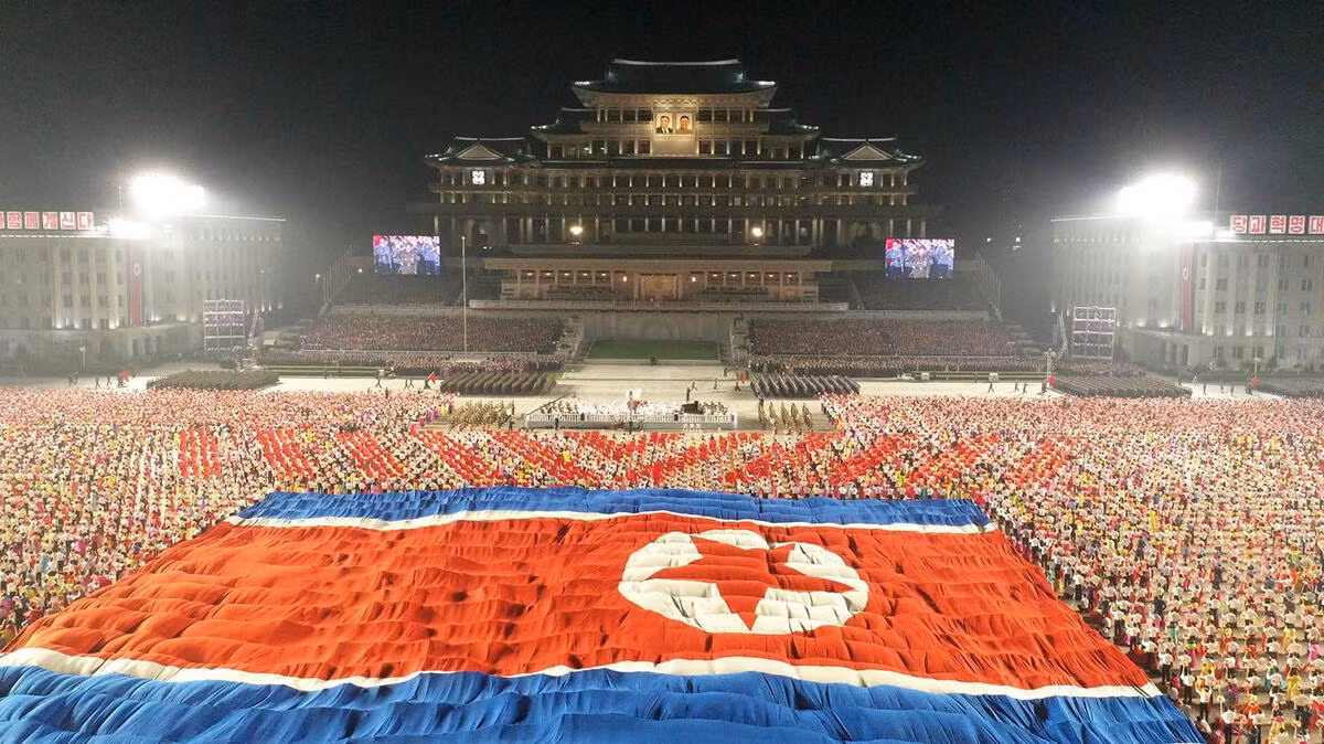 Hình ảnh lá quốc kỳ Triều Tiên khổng lồ xuất hiện trên quảng trường Kim Nhật Thành trong buổi duyệt binh.