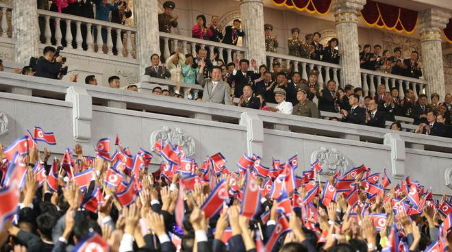 Theo quan sát của giới chức quân sự Hàn Quốc, lễ duyệt binh của Triều Tiên kéo dài khoảng một giờ.