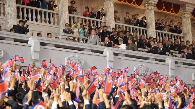 Theo quan sát của giới chức quân sự Hàn Quốc, lễ duyệt binh của Triều Tiên kéo dài khoảng một giờ.