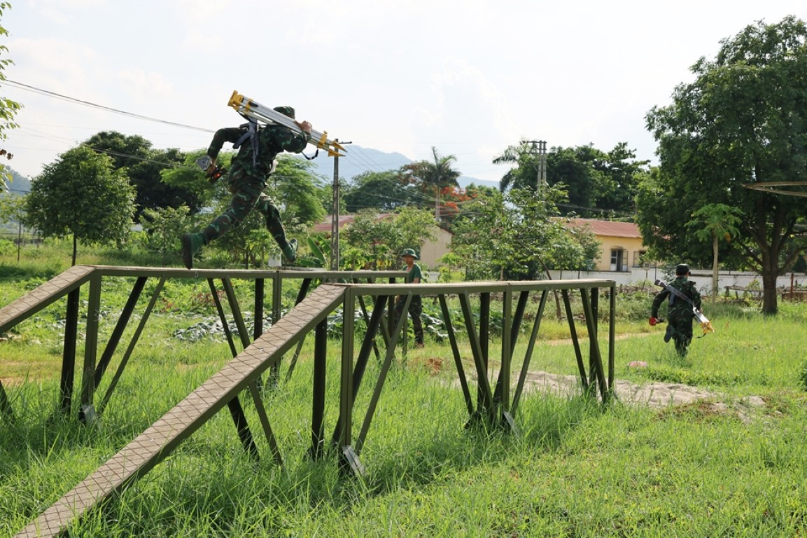Ngoài ra, trong quá trình vận động người lính vẫn phải mang theo súng và một cơ số đạn, trang bị theo quy định của ban tổ chức.