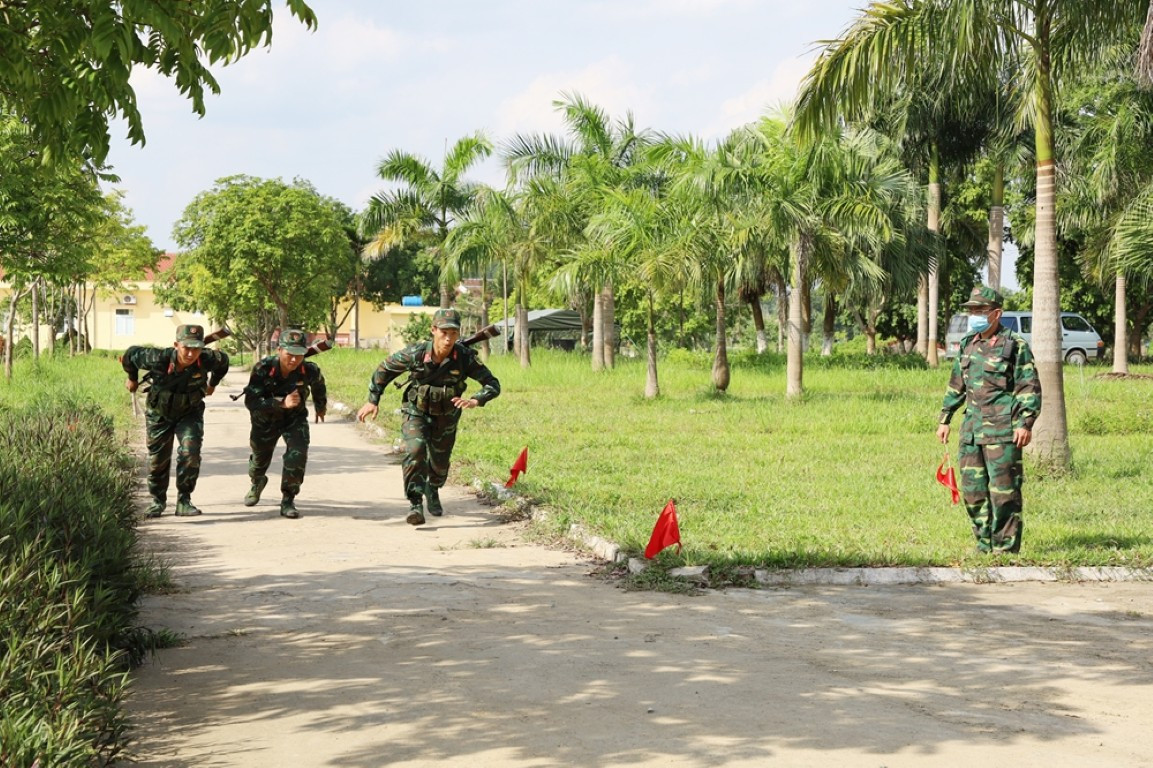 Ở phần thi Tiếp Sức Địa Hình, các thành viên thi đấu, sẽ phải mang máy toàn đạc, vượt địa hình tới khu vực được chỉ định, để tiến hành đo đạc.