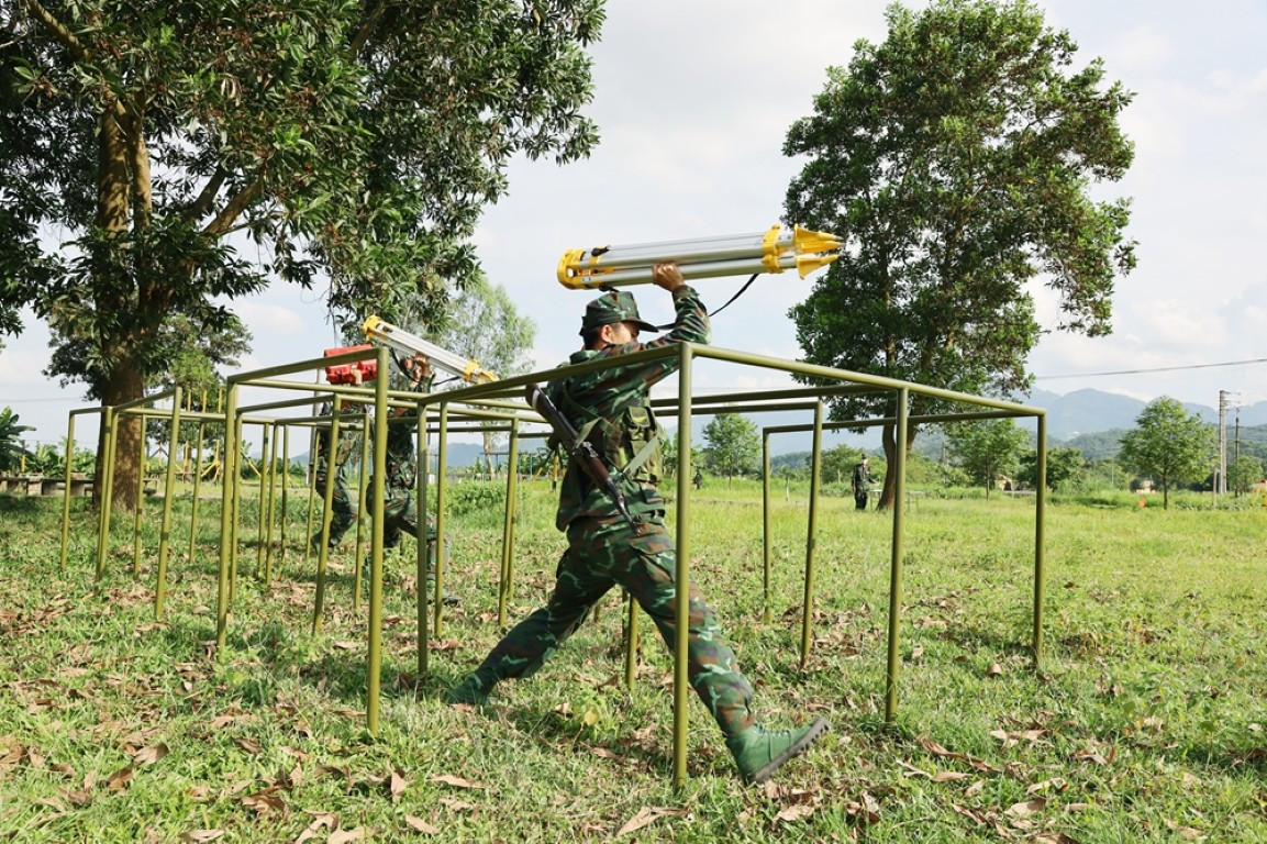 Ở phần thi này, các chiến sẽ phải mang dụng cụ vượt địa hình, kèm theo đó là nhiều chướng ngại vật do ban tổ chức đề ra.