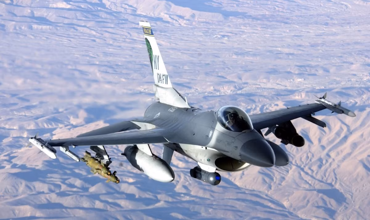 Theo đó, sẽ có khoảng 55 chiếc tiêm kích F/A-18 được cho về hưu sớm. Phía Hải quân Mỹ, mới chỉ có kinh nghiệm sử dụng một số lượng nhỏ tiêm kích F-16, với số lượng khoảng 15 chiếc trong biên chế, chủ yếu làm nhiệm vụ huấn luyện.