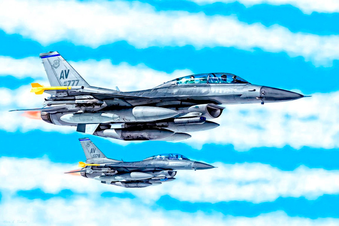 Về khả năng mang vác vũ khí, các tiêm kích F-16 cũng vượt trội hơn hẳn khi mang theo được tối đa tới 7,7 tấn vũ khí. Trong khi đó chiến đấu cơ F/A-18 phiên bản F/A-18D, chỉ mang theo được 6,2 tấn vũ khí các loại.