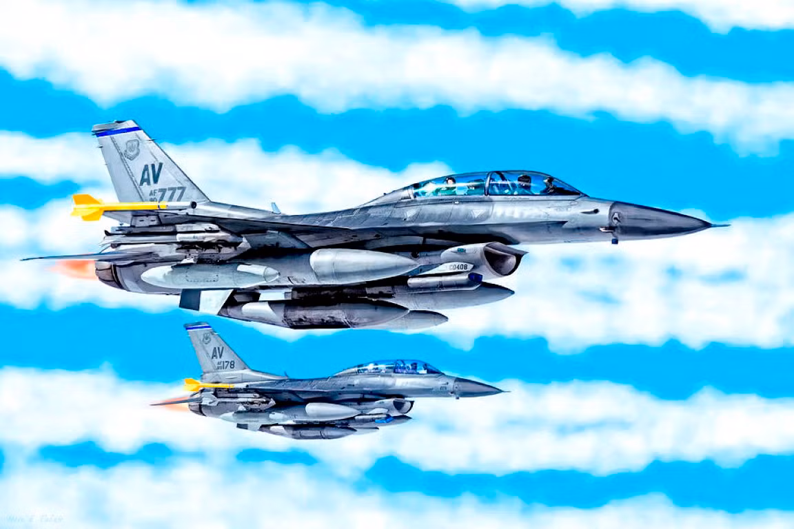 Về khả năng mang vác vũ khí, các tiêm kích F-16 cũng vượt trội hơn hẳn khi mang theo được tối đa tới 7,7 tấn vũ khí. Trong khi đó chiến đấu cơ F/A-18 phiên bản F/A-18D, chỉ mang theo được 6,2 tấn vũ khí các loại.