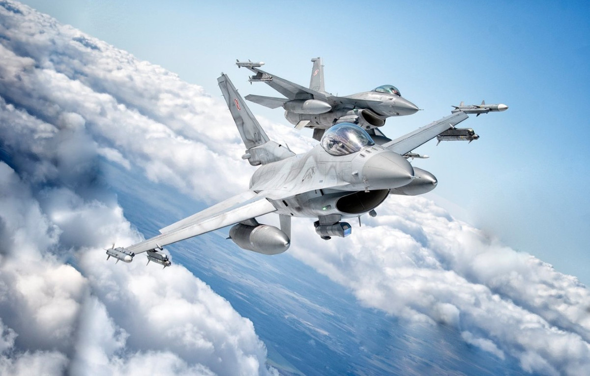 Mặc dù vậy tiêm kích F-16 hiện nay không thể cất - hạ cánh được trên tàu sân bay, điều này khiến nó không thể tương thích được với các hàng không mẫu hạm Mỹ, ít nhất là ở thời điểm hiện tại.