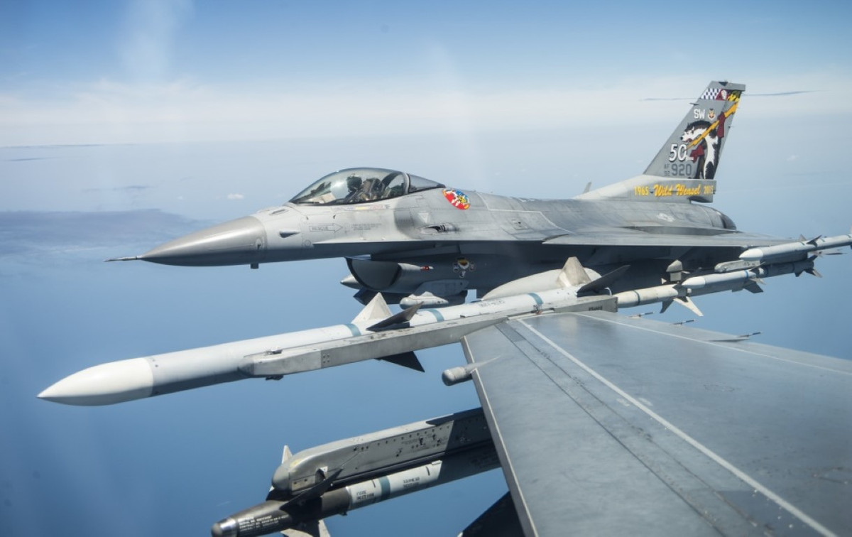 Không rõ trong thời gian tới, hải quân Mỹ sẽ trang bị thêm tính năng cất - hạ cánh trên tàu sân bay cho tiêm kích F-16 hay không.