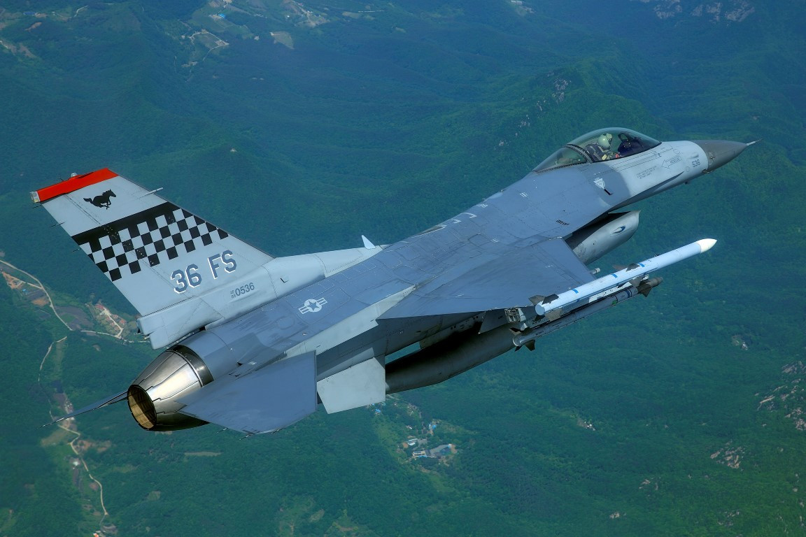 Trong khi đó các tiêm kích F/A-18 phiên bản F/A-18D, có chi phí phận hành rất cao, lên tới 12.000 USD cho mỗi giờ bay. Phiên bản F/A-18G có chi phí vận hành thấp nhất, cũng tốn khoảng 9.000 USD cho mỗi giờ bay.