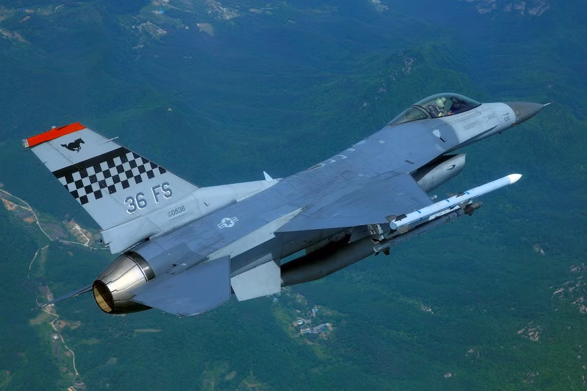 Trong khi đó các tiêm kích F/A-18 phiên bản F/A-18D, có chi phí phận hành rất cao, lên tới 12.000 USD cho mỗi giờ bay. Phiên bản F/A-18G có chi phí vận hành thấp nhất, cũng tốn khoảng 9.000 USD cho mỗi giờ bay.