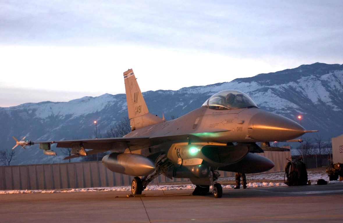 Việc đưa chiến đấu cơ F-16 vào sử dụng được cho là sẽ cắt giảm rất nhiều chi phí cho lực lượng không quân Mỹ. Loại chiến đấu cơ rẻ tiền nhất của Mỹ này, có chi phí vận hành chỉ 8.000 USD mỗi giờ.