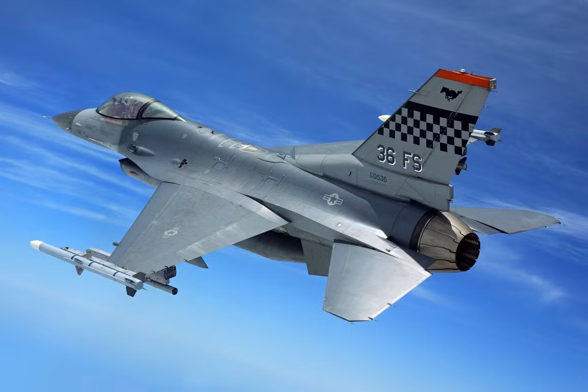 Các tiêm kích F/A-18 của lực lượng Không quân Hải quân, sẽ bắt đầu được cho nghỉ hưu từ năm 2024 này với một số lượng lớn. Tuy nhiên nhiều thông tin cho rằng, thời gian về hưu của dàn tiêm kích này sẽ bị đẩy lên sớm hơn, có thể là vào cuối năm 2022, để giảm gánh nặng chi phí cho lực lượng.