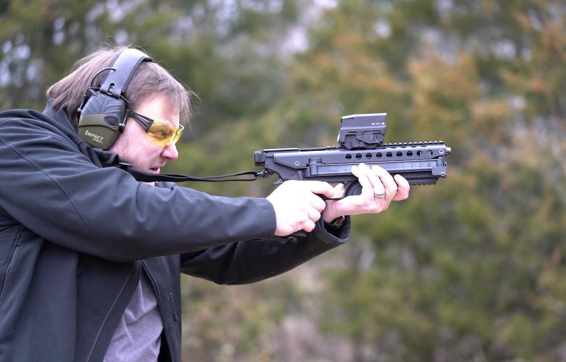 Phần tay cầm, cụm cò súng và hộp tiếp đạn của khẩu súng ngắn P50 liên kết với cụm nòng súng và nắp bệ khóa nòng phía trên bằng một bản lề.