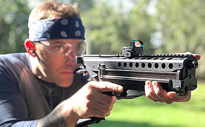 Giá bán dự kiến của P50 là 995 USD, song hãng sản xuất không cho biết cụ thể loại khách hàng nào được mua mẫu súng ngắn này.