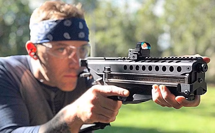 Giá bán dự kiến của P50 là 995 USD, song hãng sản xuất không cho biết cụ thể loại khách hàng nào được mua mẫu súng ngắn này.