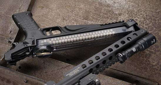 Hộp tiếp đạn 50 viên có bệ nạp xoay kiểu tiểu liên P90 của FN. Chốt an toàn của súng được thiết kế để người thuận tay trái lẫn tay phải có thể sử dụng dễ dàng.