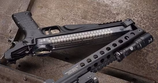 Hộp tiếp đạn 50 viên có bệ nạp xoay kiểu tiểu liên P90 của FN. Chốt an toàn của súng được thiết kế để người thuận tay trái lẫn tay phải có thể sử dụng dễ dàng.