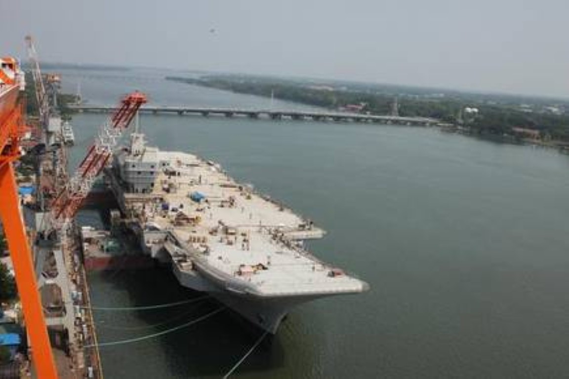 Ngoài ra, tàu cũng sử dụng một vài trang thiết bị điện tử do Israel sản xuất. Ấn Độ - quốc gia chủ trương đóng tàu sân bay này - thực tế lại đóng góp rất ít vào công nghệ lõi để đóng tàu.