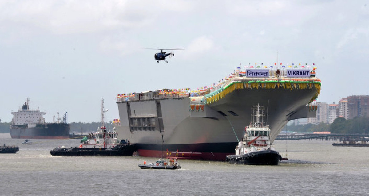 Thực chất vào năm 2011, tàu Vikrant đã được đưa ra ngoài ụ nổi để sẵn sàng hạ thủy. Tuy nhiên do tiến độ gặp nhiều vấn đề và phát sinh nhiều sự cố, phải tới năm 2013 tàu sân bay này mới được hạ thủy chính thức.