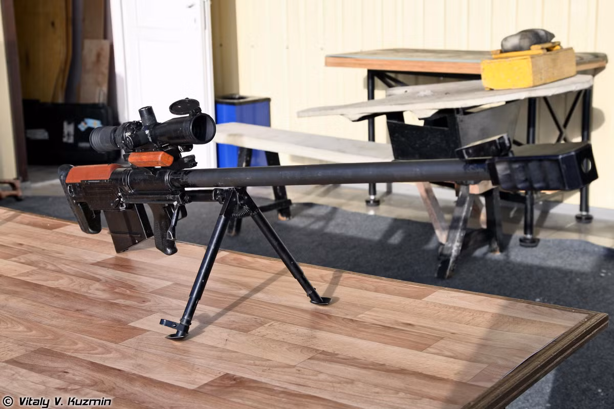 ASVK được biên chế trên quy mô rộng hơn so với đối thủ là khẩu súng bắn tỉa OSV-96, cũng như được sử dụng trong thực tế chiến đấu tại Syria.