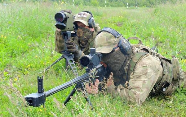 Hộp tiếp đạn cứng cáp, nòng nặng và cơ chế lên đạn thủ công giúp tăng độ chính xác của ASVK trong tác chiến. Tay kéo bệ khóa nòng và chốt an toàn được bố trí bên phải thân súng.