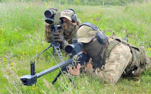 Hộp tiếp đạn cứng cáp, nòng nặng và cơ chế lên đạn thủ công giúp tăng độ chính xác của ASVK trong tác chiến. Tay kéo bệ khóa nòng và chốt an toàn được bố trí bên phải thân súng.