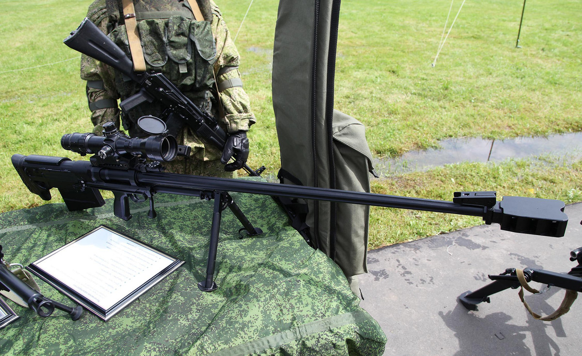 Nòng súng được gắn cố định với buồng đạn, song gần như không tiếp xúc với các bộ phận khác của súng.